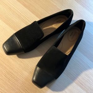 Clarks new without tags black 1” heel black suede shoes